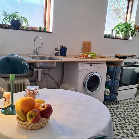3 Min To Forest With Private Kitchen, Toilet And Living *
